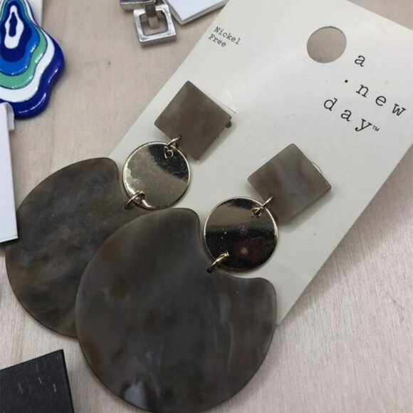 Lot 8 New Trendy Earrings Jewelry Mix Casual to Statement Dangle Long and Short - Picture 4 of 9